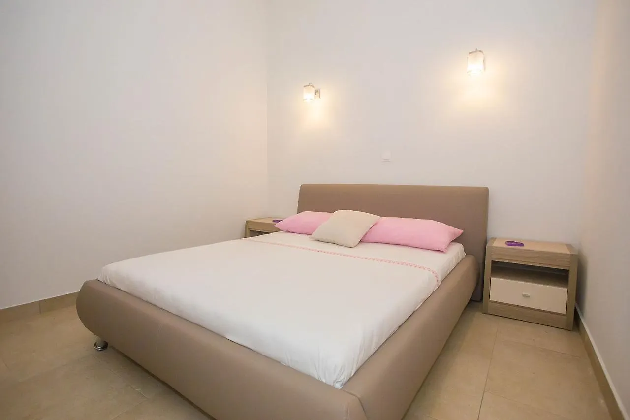Tar-Vabriga Villa Valtrazza בית הארחה